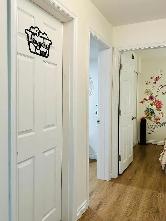 3Beds 2Ba Cherry Blossom Suite - Free Parking - Central Oakridge Neighbourhood Vancouver