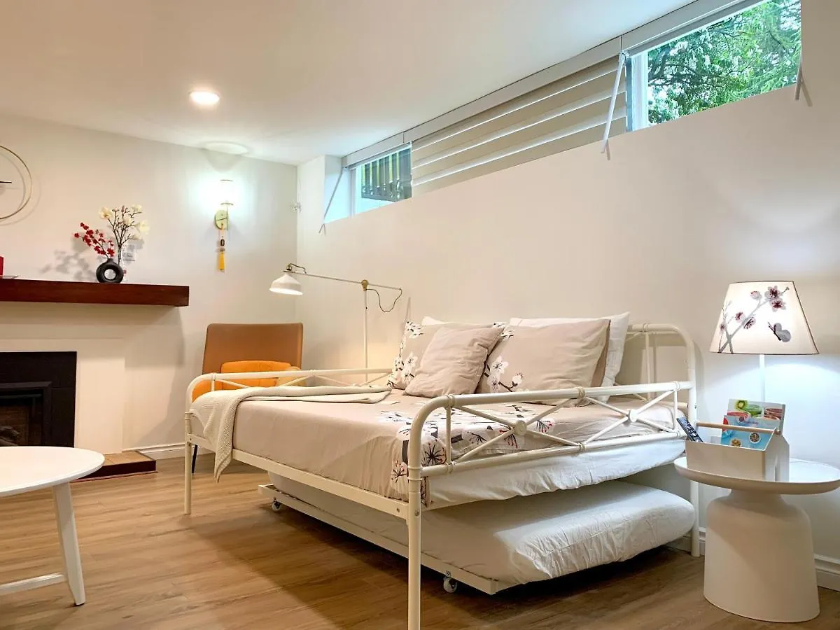 3Beds 2Ba Cherry Blossom Suite - Free Parking - Central Oakridge Neighbourhood Vancouver Guest house