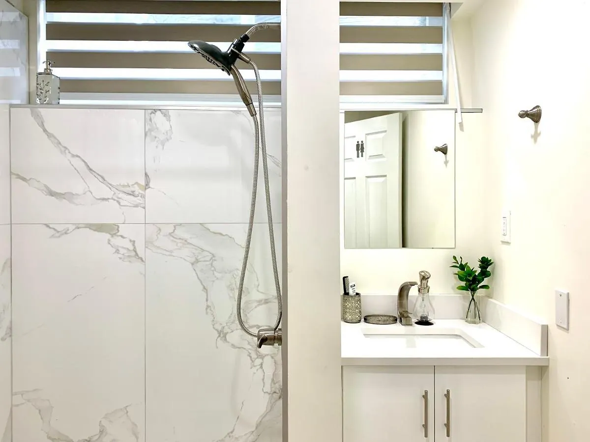 3Beds 2Ba Cherry Blossom Suite - Free Parking - Central Oakridge Neighbourhood Vancouver Canada