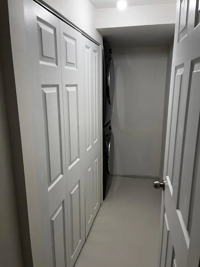 3Beds 2Ba Cherry Blossom Suite - Free Parking - Central Oakridge Neighbourhood Vancouver 0*,  Kanada