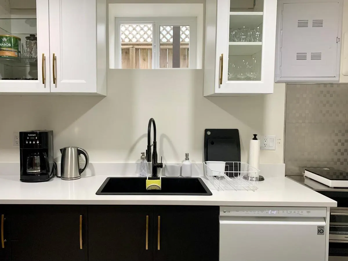 3Beds 2Ba Cherry Blossom Suite - Free Parking - Central Oakridge Neighbourhood Vancouver Kanada