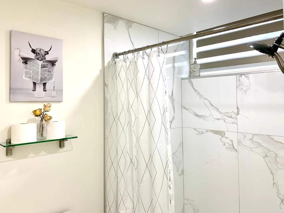 3Beds 2Ba Cherry Blossom Suite - Free Parking - Central Oakridge Neighbourhood Vancouver 0*,